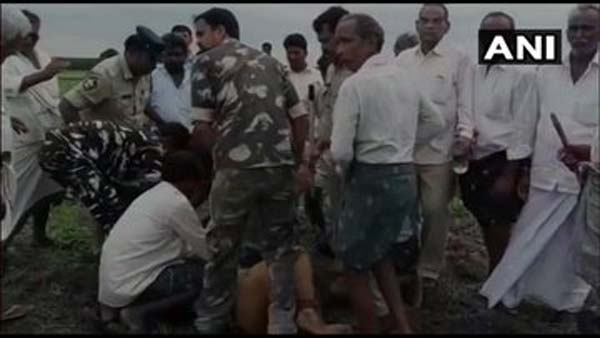 నిర్మాణ పనులను అడ్డగించిన రైతన్నలు.. నిర్మాణ పనులను అడ్డగించిన రైతన్నలు..