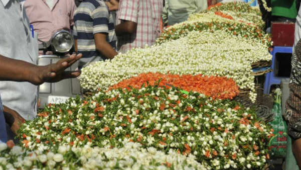 డిమాండ్ ను బట్టి ధరలు .. శ్రావణంలో పూల ధరలకు రెక్కలు 