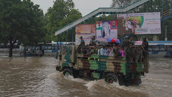 వరద నీటిలో చిక్కుకున్న పసిబిడ్డ