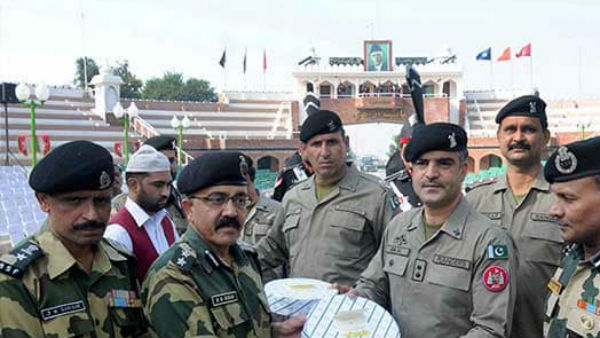  రెండు దేశాల మధ్య స్వీట్ల పంపిణి