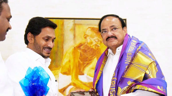 వెంకయ్య నాయుడుతో ఆత్మీయంగా.. వెంకయ్య నాయుడుతో ఆత్మీయంగా..