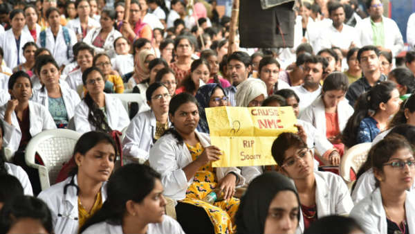 ఇందిరాపార్క్ దగ్గర జూడాల ధర్నా.. 32 క్లాజ్ తొలగించాలని డిమాండ్ ఇందిరాపార్క్ దగ్గర జూడాల ధర్నా.. 32 క్లాజ్ తొలగించాలని డిమాండ్