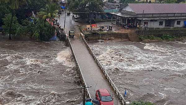 కేరళను ముంచెత్తుతున్న వరదలు