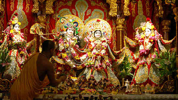  వరంగల్ ఇస్కాన్ దేవాలయంలో ప్రత్యేక పూజలు ...పుష్పాలంకరణలతో ఇస్కాన్ ఆలయం 