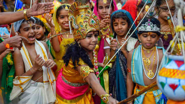 ఉట్టి కొట్టేందుకు సిద్ధం అవుతున్న యువత ...సాంస్కృతిక, ఆధ్యాత్మిక కార్యక్రమాల నిర్వహణ 