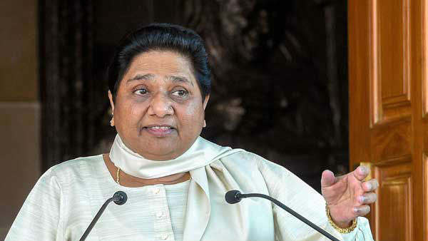 బీజేపీకి, కశ్మీర్ గవర్నర్‌ మాట్లాడటానికి మీరే అవకాశం ఇచ్చారంటూ ఫైర్