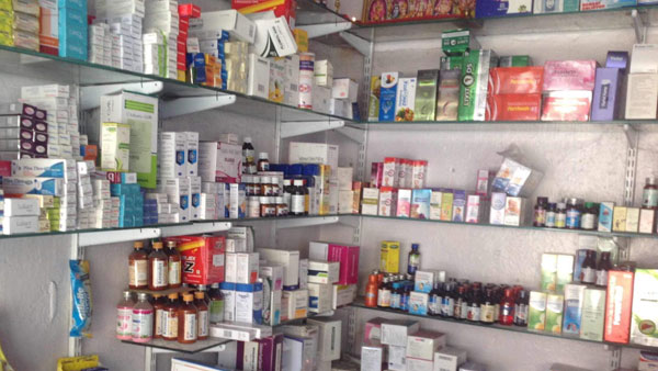 కుటుంబ సభ్యుల్లో ఆగ్రహం.. మెడికల్ షాపుకు తాళం