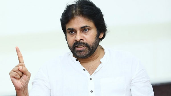 బీజేపీతో కలిసి వెళ్తే ఎలా ఉంటుందని పార్టీ నేతలతో చర్చిస్తున్న పవన్ కళ్యాణ్