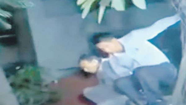 గోడ దూకి మరీ..