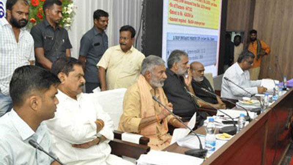 సీనియర్ మంత్రి అయినా...తీరు మాత్రం.. సీనియర్ మంత్రి అయినా...తీరు మాత్రం..