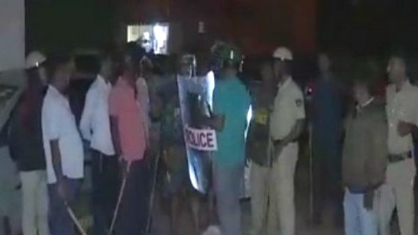 Suspicious man rushed to the police Residential Houses in Chikkaballapur in Karnataka Suspicious man rushed to the police Residential Houses in Chikkaballapur in Karnataka