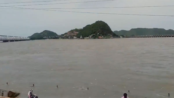 కృష్ణమ్మ పరవళ్లతో పరవశం