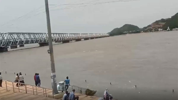 బ్యారేజీ మీదుగా వాహనాల రాకపోకలు బంద్..