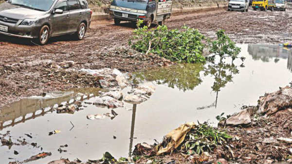 దుమ్ము రేగుతున్న నగర రోడ్లు..! వర్షం వస్తే నీటి గుంతల మయం..!! 