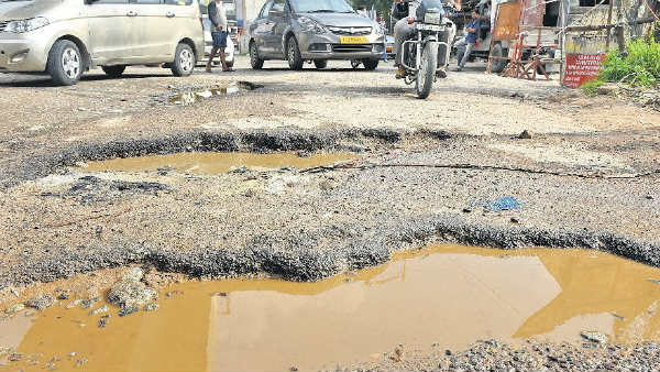 రోడ్లపై ప్రయాణించాలంటే భయపడుతున్న వాహనదారులు..! ఖర్చు చేస్తున్న కోట్ల రూపాయలు వృథా..!! 