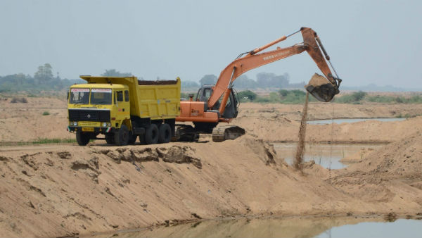 ఇసుక కోసం ప్రతిపక్షాల ఆందోళనలు .. కొత్త ఇసుక విధానం కోసం అధికార పక్షం కసరత్తులు 