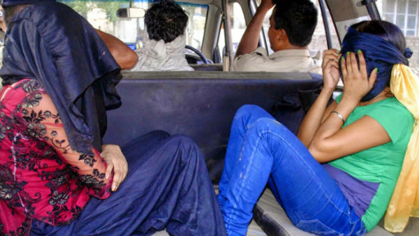 అక్కడ వ్యభిచారం జరుగుతోందా.. నోరెళ్లబెట్టిన స్థానికులు..! అక్కడ వ్యభిచారం జరుగుతోందా.. నోరెళ్లబెట్టిన స్థానికులు..!