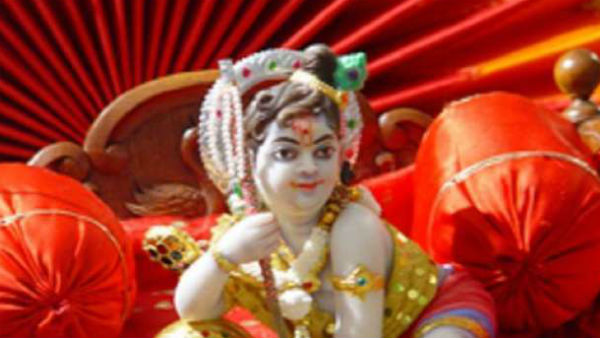  పసుపు, కుంకుమ, గంధము, పుష్పాలతో ..