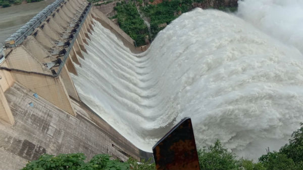 వరద నీటితో పోటెత్తుతున్న ప్రాజెక్టులు..! నీటిని దిగువకు వదులుతున్న అదికారులు..!! 