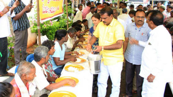 మూతపడ్డ క్యాంటీన్ల వద్ద నిరసన దీక్షలు.. మూతపడ్డ క్యాంటీన్ల వద్ద నిరసన దీక్షలు..