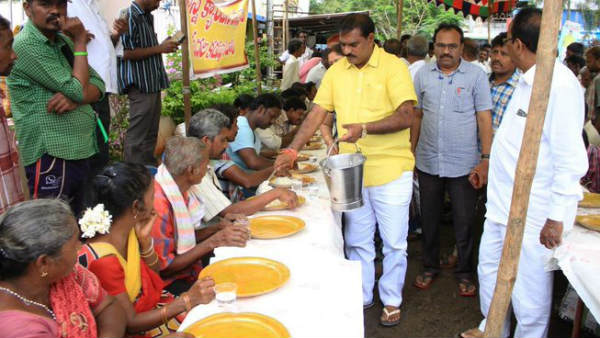 మూతపడ్డ క్యాంటీన్ వద్ద భోజనం మూతపడ్డ క్యాంటీన్ వద్ద భోజనం