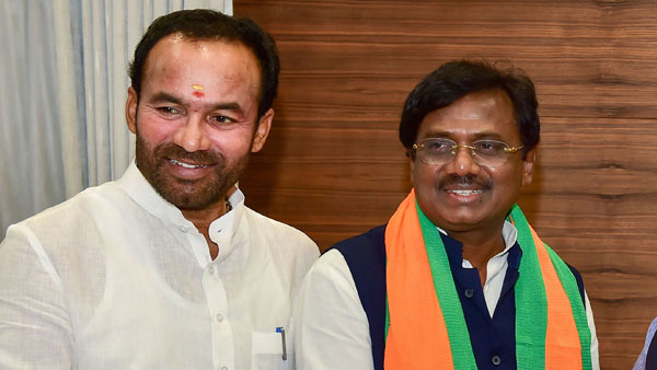 కాంగ్రెస్ , టీఆర్ఎస్ లపై బీజేపీ నేతల ఆగ్రహం 