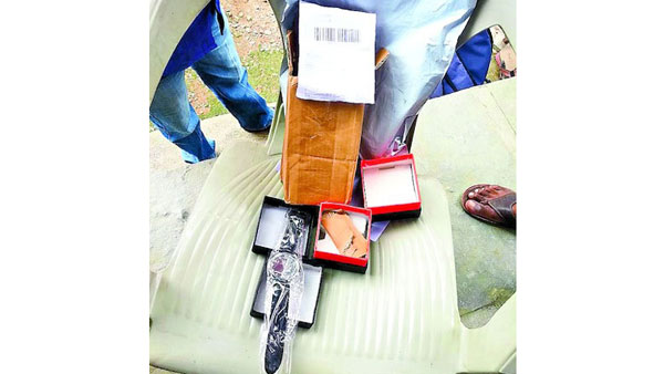 మొబైల్ ఫోన్ ఆర్డరిస్తే.. గడియారం పంపించారు..!