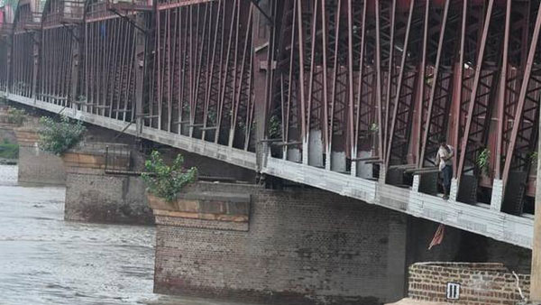 ముఖ్యమంత్రి అత్యవసర భేటీ.. ముఖ్యమంత్రి అత్యవసర భేటీ..