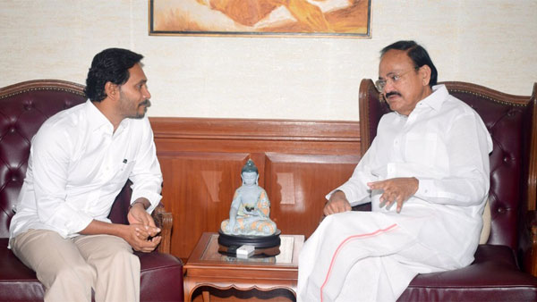 వెంకయ్యతో జగన్ భేటీ సమయంలో... వెంకయ్యతో జగన్ భేటీ సమయంలో...
