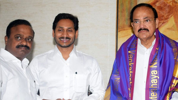 సీఎం జగన్ను హెచ్చరించిన వెంకయ్య.. సీఎం జగన్ను హెచ్చరించిన వెంకయ్య..