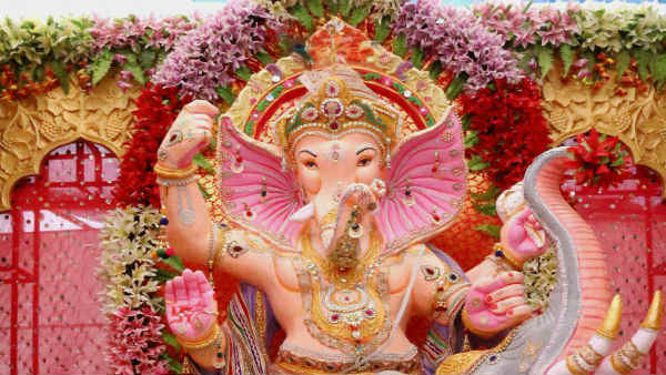 వినాయకుడి సన్నిధిలో రాజకీయాలు అవసరమా అని మండిపడుతున్న హిందూ సంఘాలు 