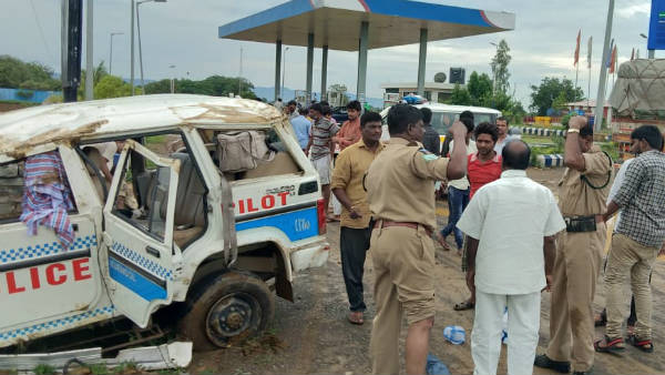 MLC Gangula Prabhakar Reddy escort vehicle in his convoy was met an accident in Kurnool district