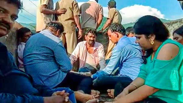 గుర్తించలేని విధంగా పురుగులు పడుతున్న మృత దేహాలు