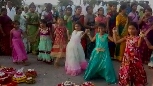 ఆడపడుచులు ఒక్క చోట చేరి