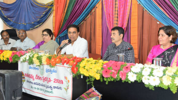 1.02 కోట్ల మహిళలకు బతుకమ్మ చీరలను అందించనున్న తెలంగాణా సర్కార్ 