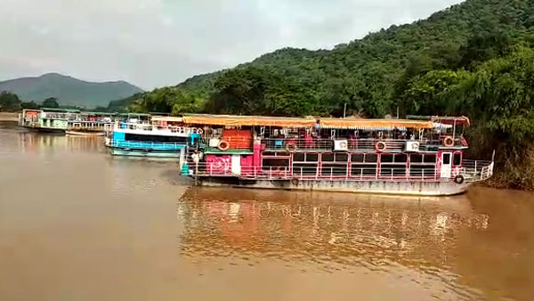 సంఘటనాస్థలానికి ఎమ్మెల్యేలు.. జిల్లా పాలనా యంత్రాంగం