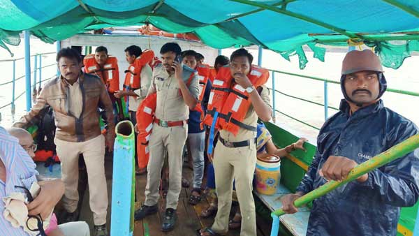 ప్రమాదకరమైన మలుపు.. గోదావరి ఉధృతం