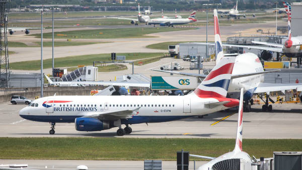 ఒక్క హీత్రూ ఎయిర్ పోర్టులోనే 800 విమానాలు నేలపై