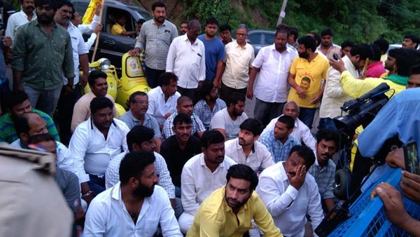 పోలీసులకు ఫిర్యాదు చేసిన టీడీపీ .. నేడు బాధితులతో కలిసి ఛలో ఆత్మకూరు పోలీసులకు ఫిర్యాదు చేసిన టీడీపీ .. నేడు బాధితులతో కలిసి ఛలో ఆత్మకూరు