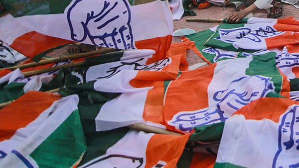 యాదాద్రి స్థంభాల మీద కేసీఆర్ చిత్రాలు వద్దు..! ఆద్యాత్మితకు, రాజకీయాలకు ముడిపెట్టొద్దంటున్న కాంగ్రెస్..!! 