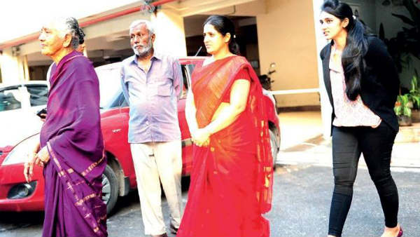 రూ. 8 కోట్ల నగదు