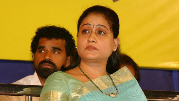కొడుకు కేటీఆర్ సీఎం కావాలని కేసీఆర్ ... ముఖ్యమంత్రి పీఠం కోసం హరీష్ పావులు కదుపుతున్నారన్న విజయశాంతి 