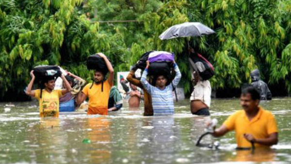 ఆస్పత్రులు, పాఠశాల్లోకి నీరు.. ఆస్పత్రులు, పాఠశాల్లోకి నీరు..