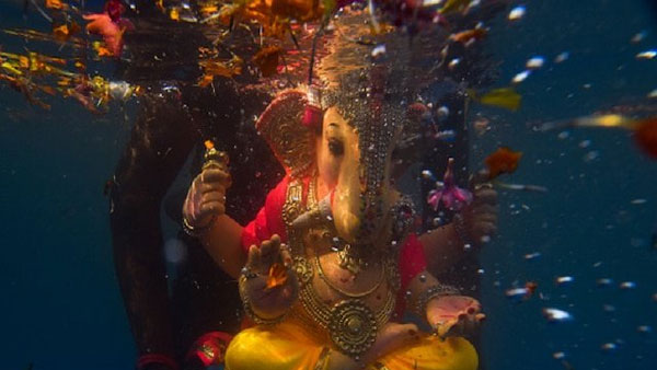 గంగమ్మ ఒడికి గణనాధులు.. బై బై గణేశా