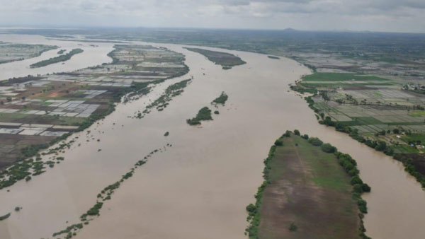 ధవళేశ్వరం బ్యారేజీ నుంచి నీటి విడుదల