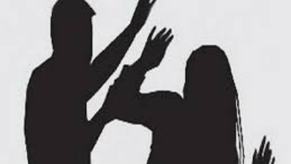కూతురు స్నానం చేస్తుంటే ! 