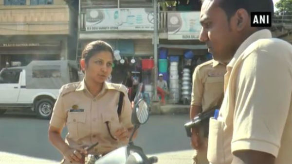 వాహనదారులను ఆపి స్వీట్లు..