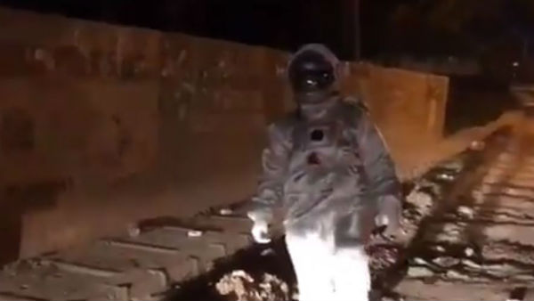 రోడ్ల పరిస్థితిపై విన్నూత్న నిరసన 