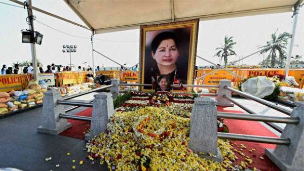 జయలలిత సమాధి వద్దే అన్నా డీఎంకే నేత కుమారుడి పెళ్లి 