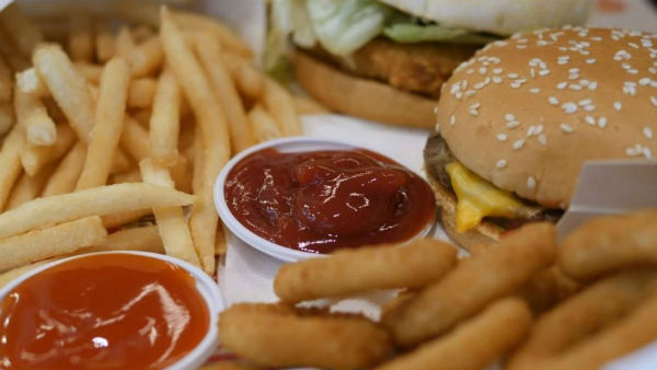 జంక్ ఫుడ్ తీసుకోవడంతో చూపును కోల్పోయిన కుర్రాడు జంక్ ఫుడ్ తీసుకోవడంతో చూపును కోల్పోయిన కుర్రాడు